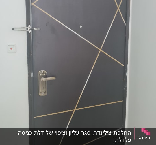 דלת שחורה עם קווים דקורטיביים זהובים ולבנים